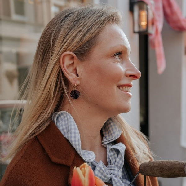 Vergoldete Creolen mit schwarzem Blüten-Pompom