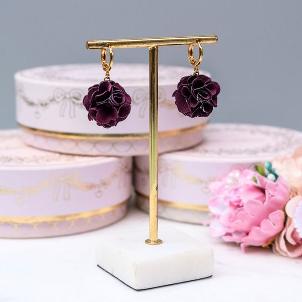 Vergoldete Creolen mit weinrotem Blüten-Pompom