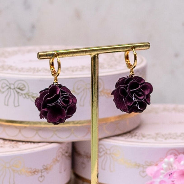 Vergoldete Creolen mit weinrotem Blüten-Pompom