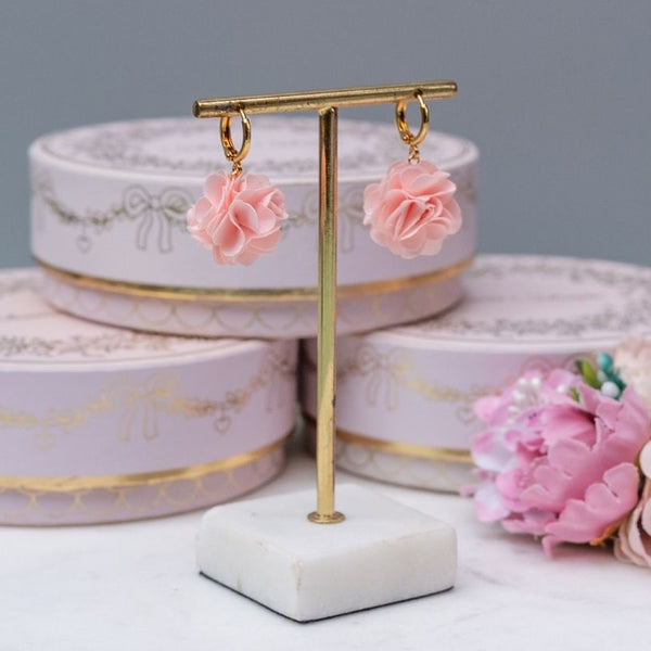 Vergoldete Creolen mit zartroséfarbem Blüten-Pompom