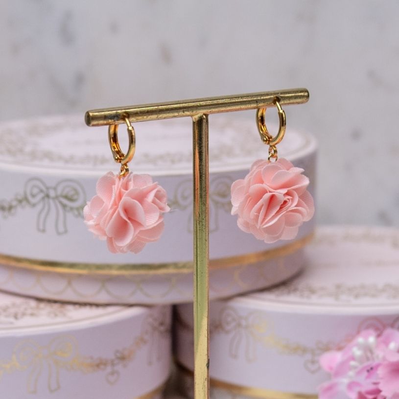 Vergoldete Creolen mit zartroséfarbem Blüten-Pompom