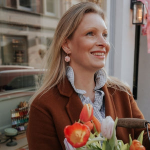 Vergoldete Creolen mit zartroséfarbem Blüten-Pompom