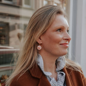 Vergoldete Creolen mit zartroséfarbem Blüten-Pompom