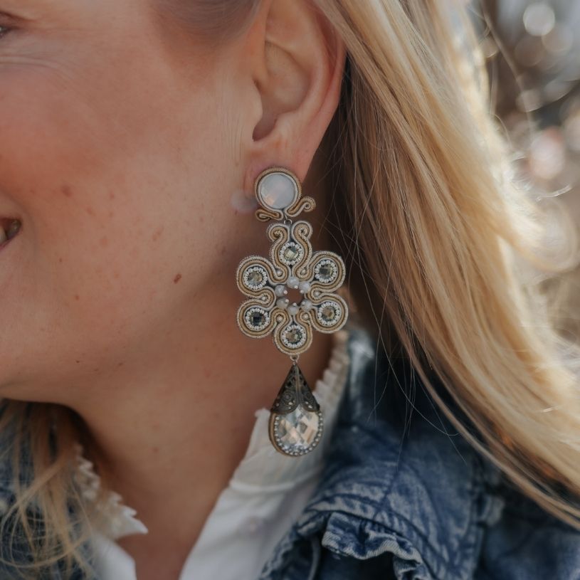 Tropfen-Soutacheohrclips in Weiß und Champagner