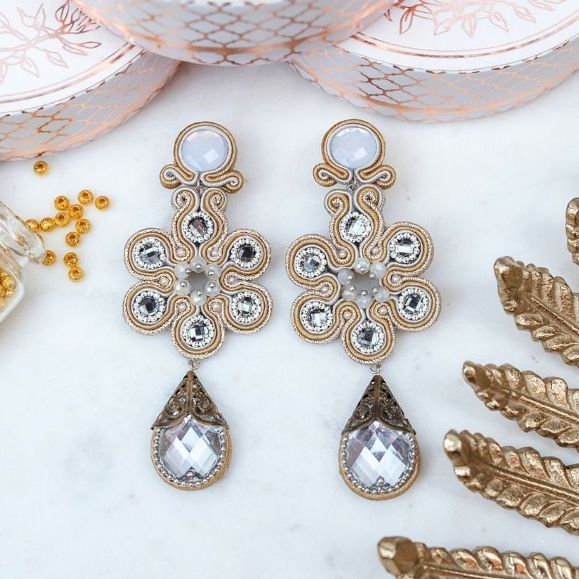 Tropfen-Soutacheohrringe in Weiß und Champagner