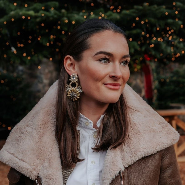 Große goldfarbene Ohrclips mit floralen Elementen in Soutache-Optik