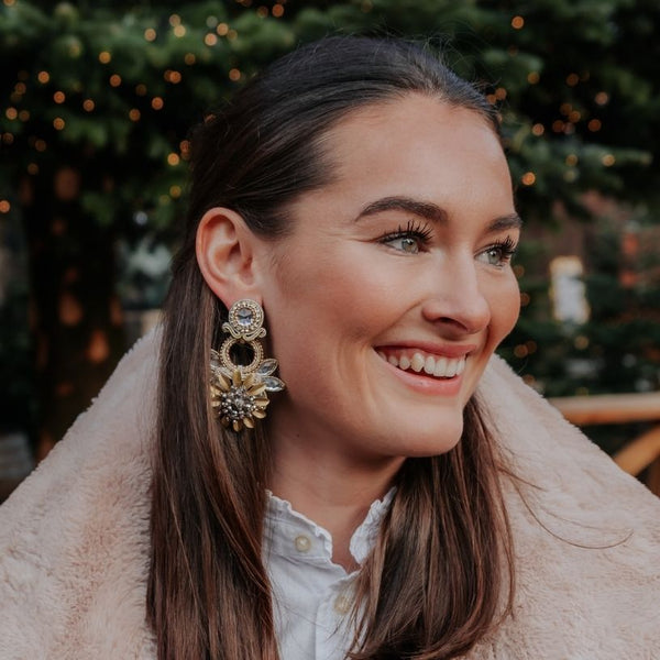 Große goldfarbene Ohrclips mit floralen Elementen in Soutache-Optik