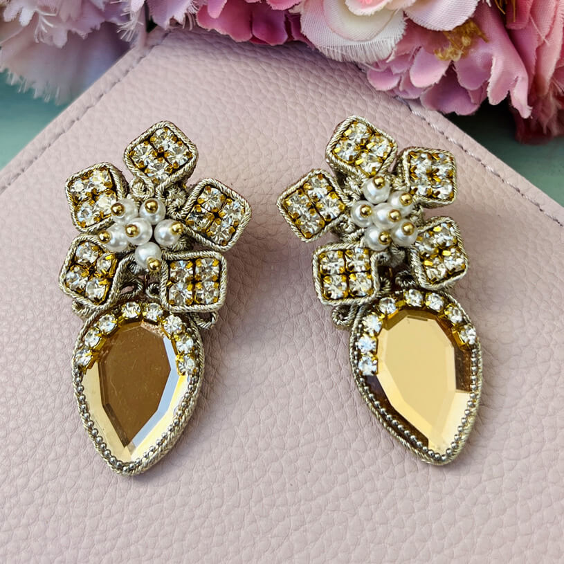 Wunderschöne Schneekristall-Soutache-Ohrringe in Champagner