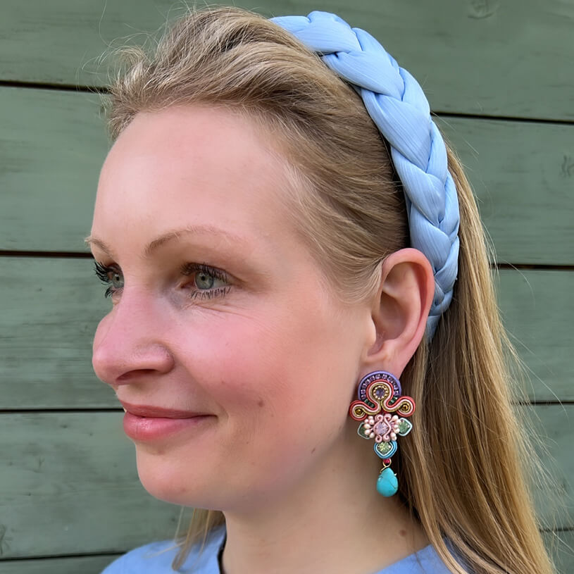 Hübsche Soutache-Ohrringe mit Steinen in Türkis und Grün