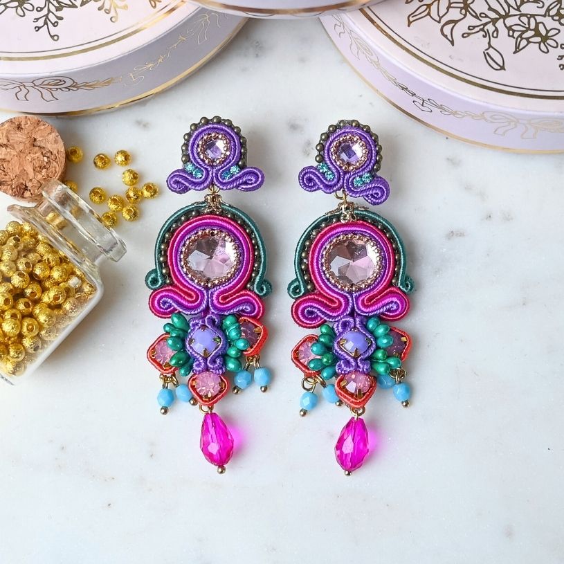 Vorbestellbar - Farbenfrohe Soutache-Ohrringe in Pink, Grün, Blau und Violett