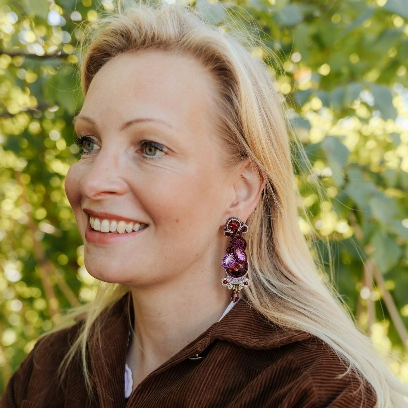 Vorbestellbar - Filigrane Soutache-Ohrringe in Dunkelrot
