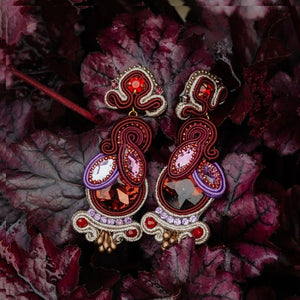 Filigrane Soutache-Ohrringe in Dunkelrot