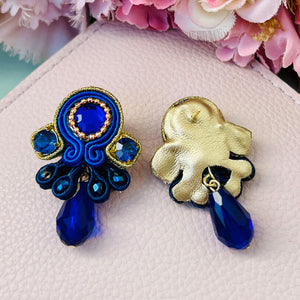Funkelnde Soutache-Ohrstecker in Dunkelblau