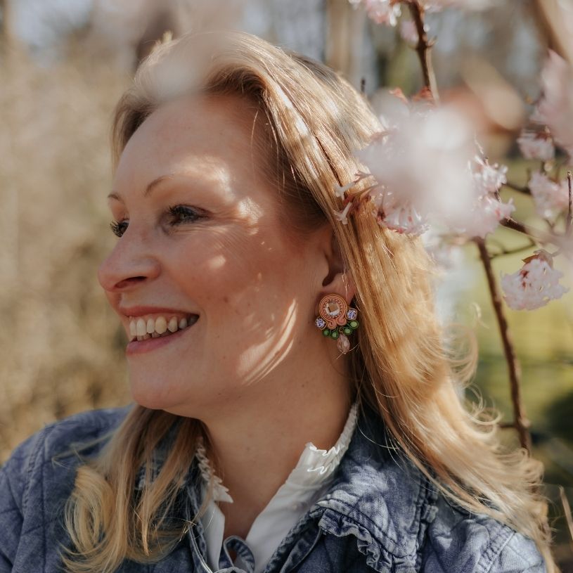 Pastellige kleine Soutache-Ohrclips in Hellkorall, Rosa, Grün und Flieder