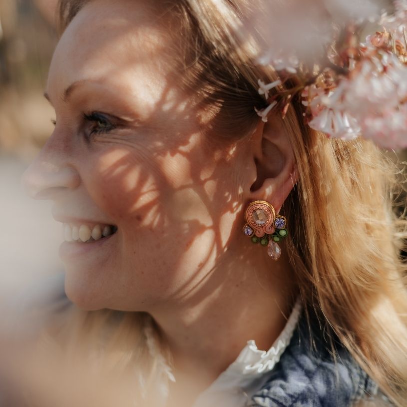 Pastellige kleine Soutache-Ohrstecker in Hellkorall, Rosa, Grün und Flieder