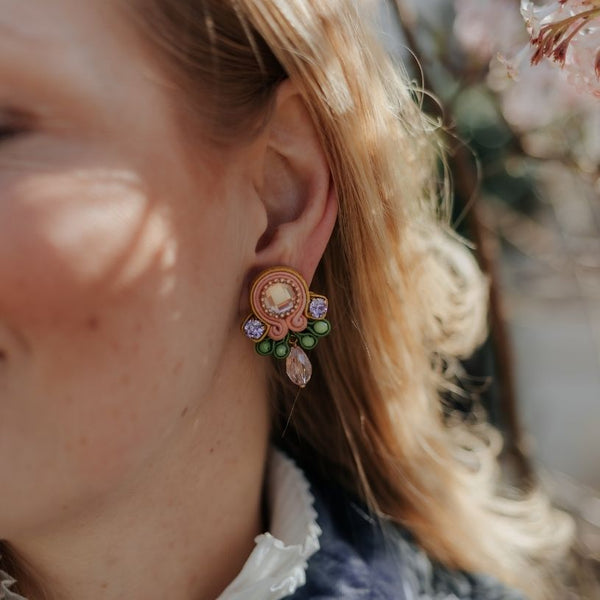 Pastellige kleine Soutache-Ohrstecker in Hellkorall, Rosa, Grün und Flieder