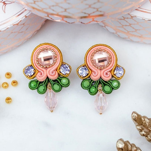Pastellige kleine Soutache-Ohrstecker in Hellkorall, Rosa, Grün und Flieder