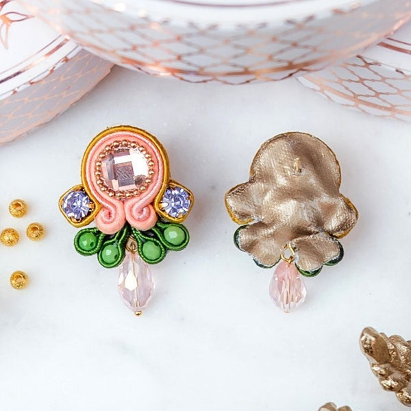 Pastellige kleine Soutache-Ohrstecker in Hellkorall, Rosa, Grün und Flieder