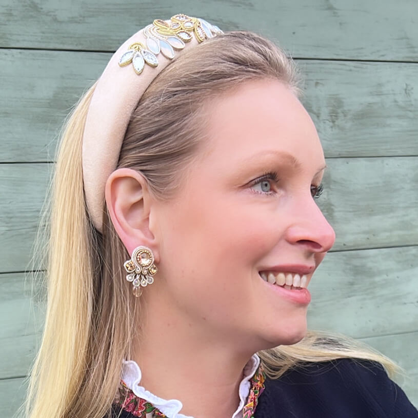 Kleine elegante Soutache-Ohrringe in Gold und Champagner