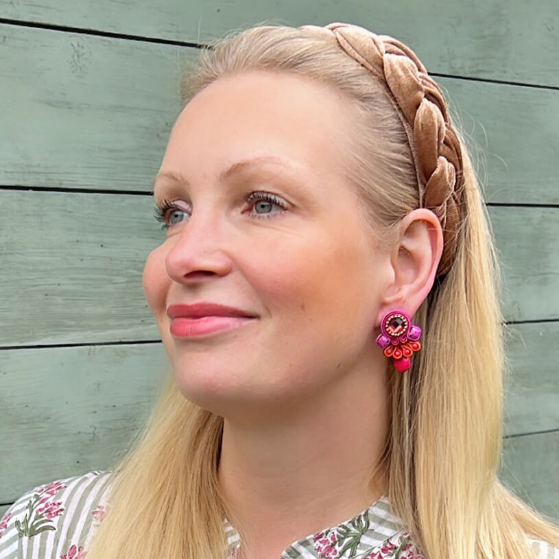 Farbenfrohe Statement-Ohrringe in Pink und Orange