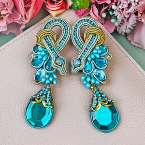 Exotische Soutache-Ohrringe in Hellblautönen mit Gold