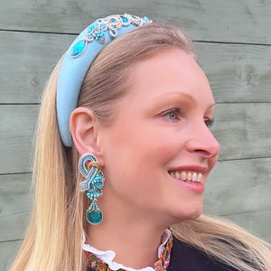 Exotische Soutache-Ohrringe in Hellblautönen mit Gold