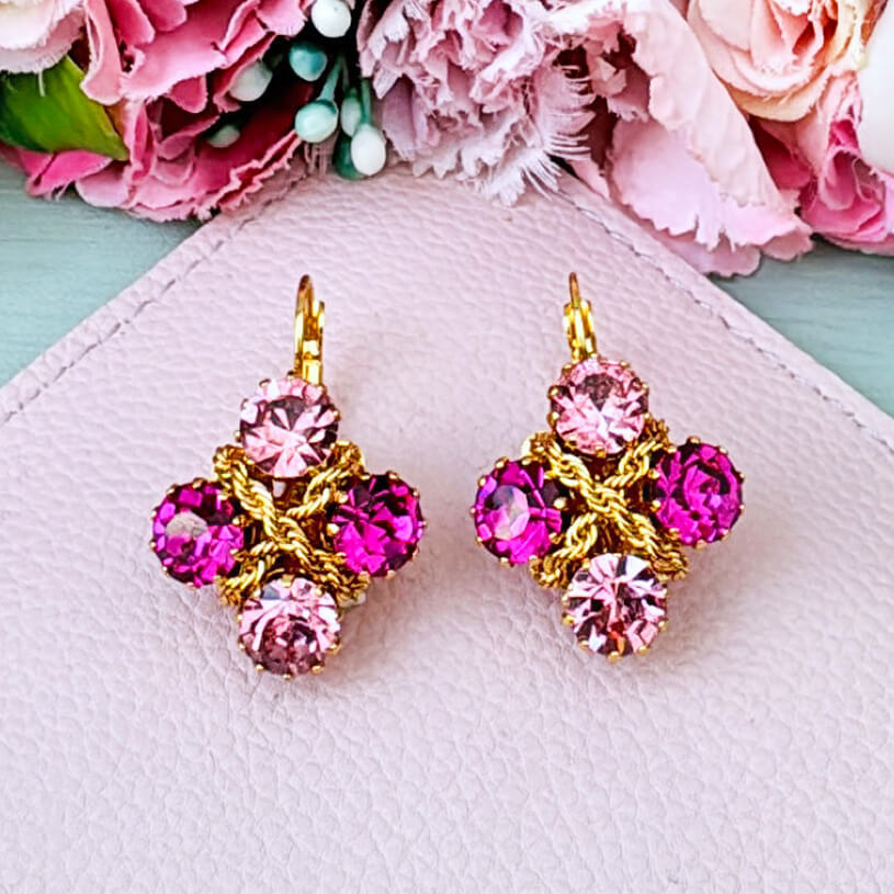 Funkelnde Ohrhänger in Gold mit vier Glas-Kristallen in Pink