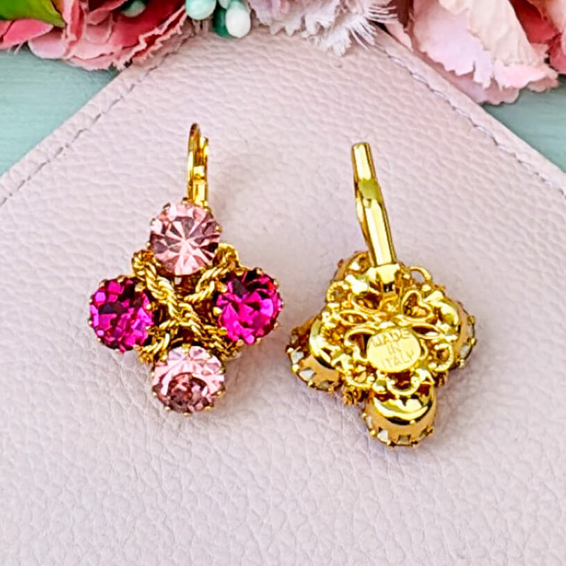 Funkelnde Ohrhänger in Gold mit vier Glas-Kristallen in Pink