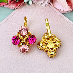Funkelnde Ohrhänger in Gold mit vier Glas-Kristallen in Pink