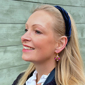 Funkelnde Ohrhänger in Gold mit vier Glas-Kristallen in Pink