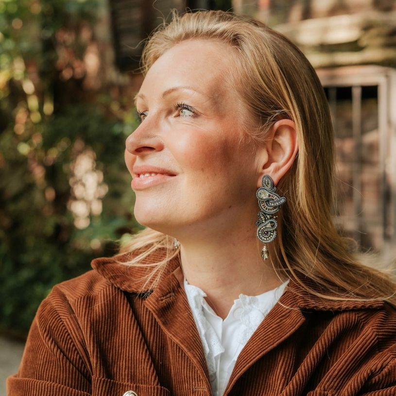 Luxuriöse Soutache-Ohrringe in Silbertönen