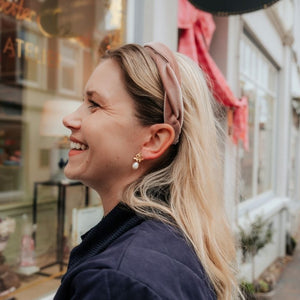 Schmaler gewickelter Samt-Haarreif in Puderrosa