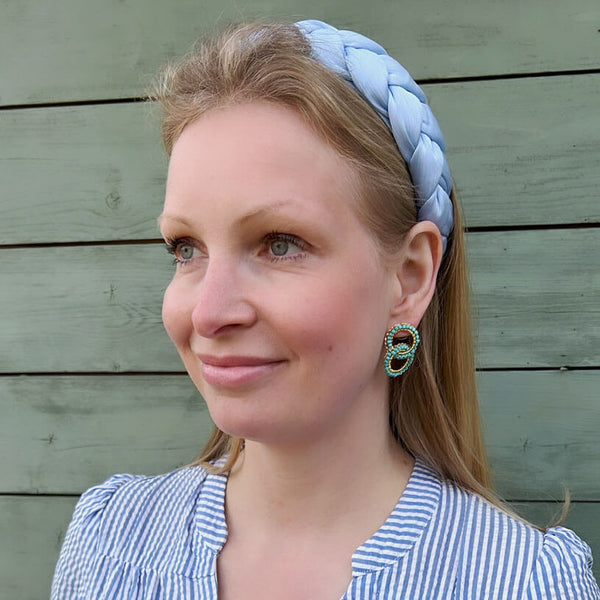Breiter geflochtener Satin-Haarreif in zartem Hellblau