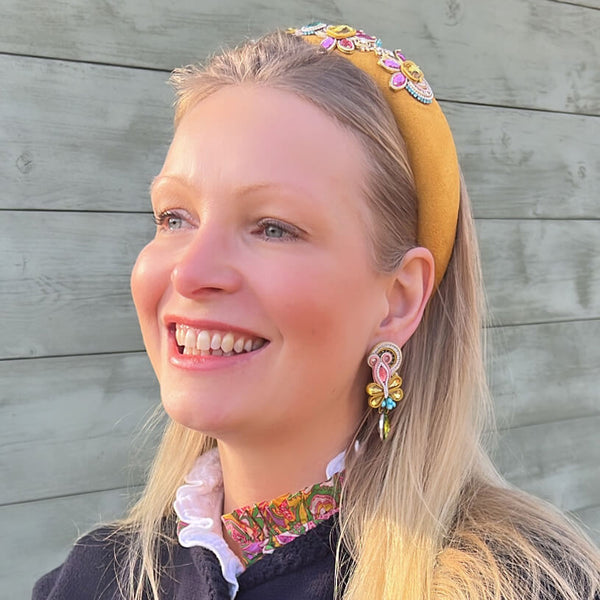 Stoff-Haarreif in Senfgelb mit Soutache-Applikationen in Gelb, Pink und Blau