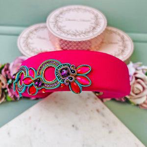 Stoff-Haarreif in Neonpink mit Soutache-Applikationen in Blau, Pink und Violett