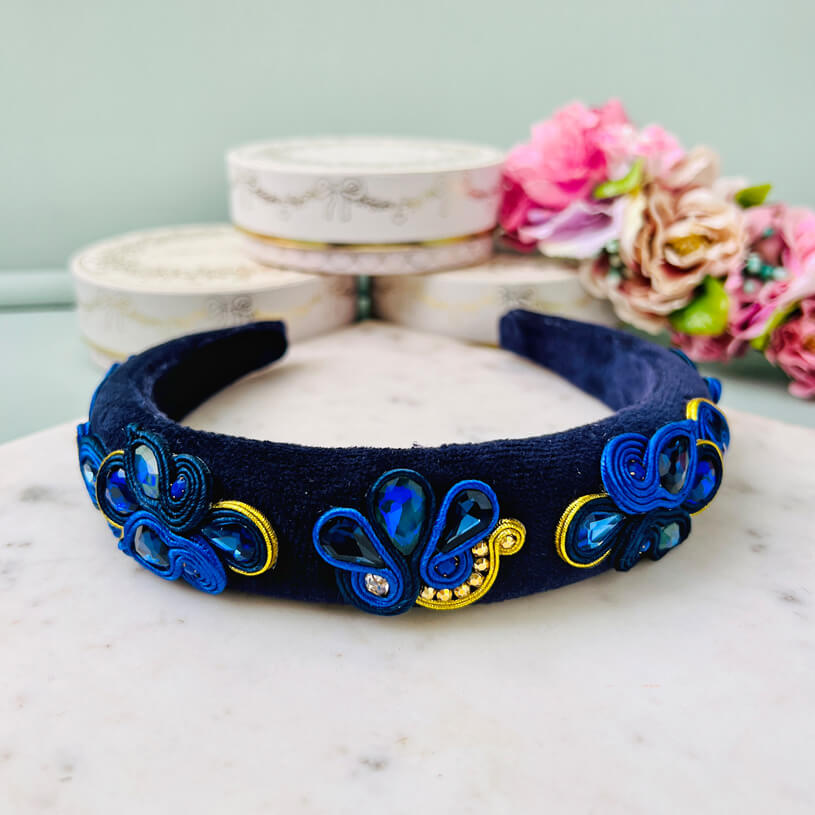 Breiter Samt-Haarreif in Dunkelblau mit Soutache-Applikationen in Blau und Gelb