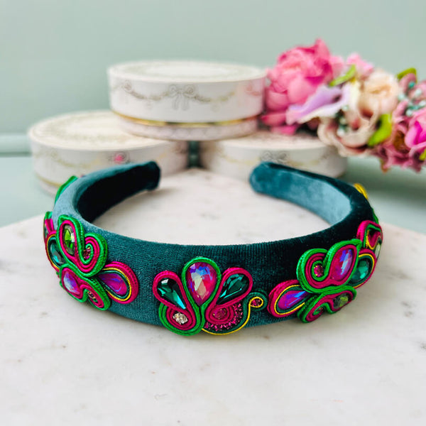 Breiter Samt-Haarreif in Dunkelgrün mit Soutache-Applikationen in Grün und Pink
