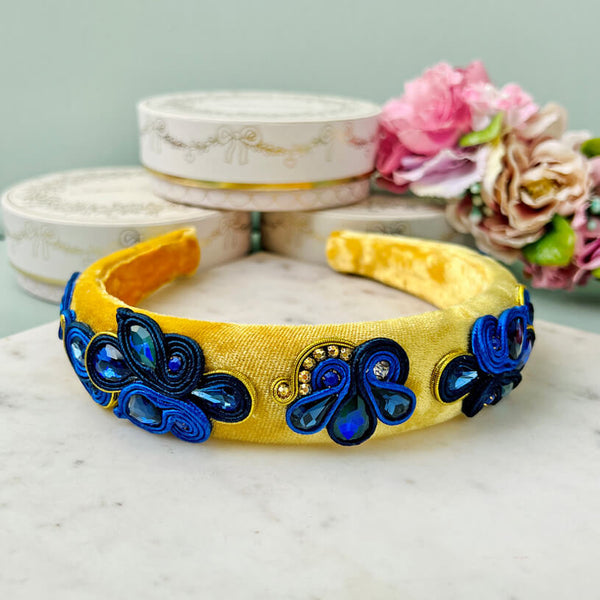 Breiter Samt-Haarreif in Gelb mit Soutache-Applikationen in Dunkelblau