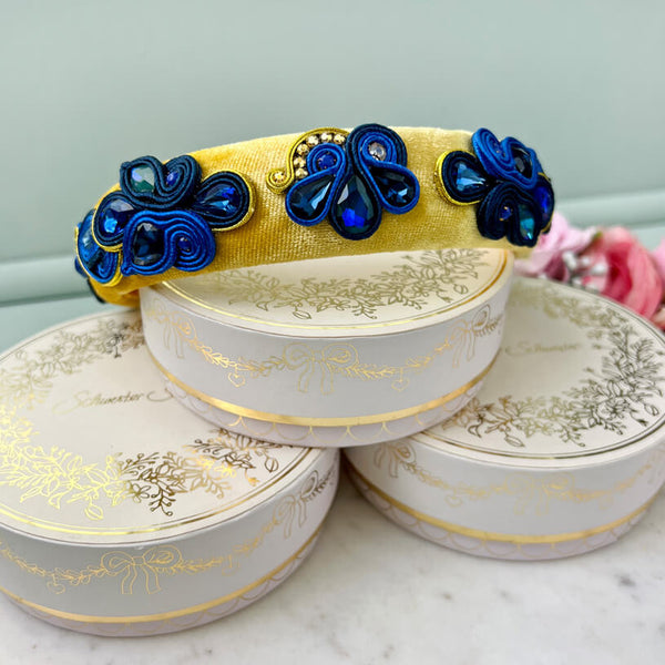 Breiter Samt-Haarreif in Gelb mit Soutache-Applikationen in Dunkelblau