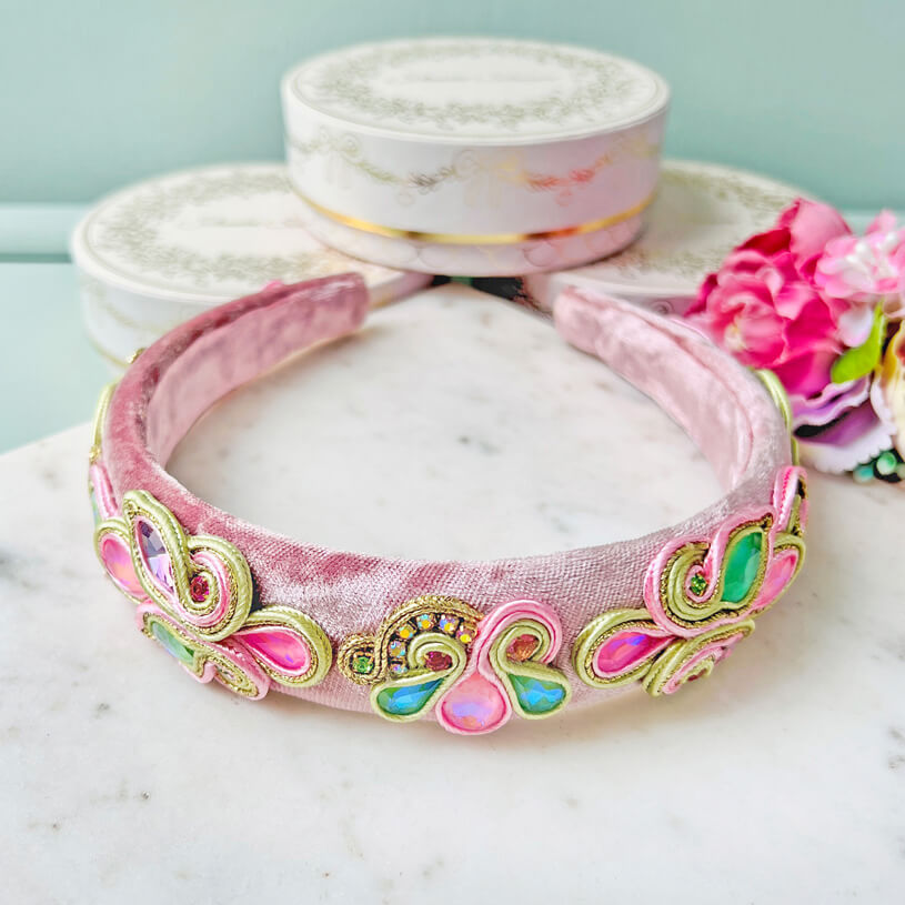Breiter Samt-Haarreif in Rosa mit Soutache-Applikationen in Rosa und Hellgrün