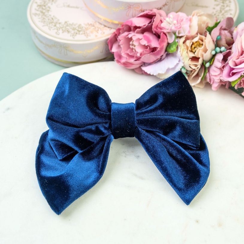 Große Haarspange mit dunkelblauer Samt-Schleife