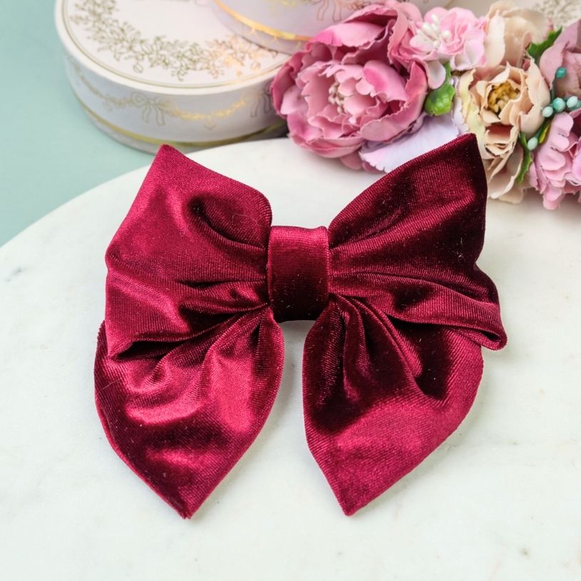 Große Haarspange mit dunkelroter Samt-Schleife