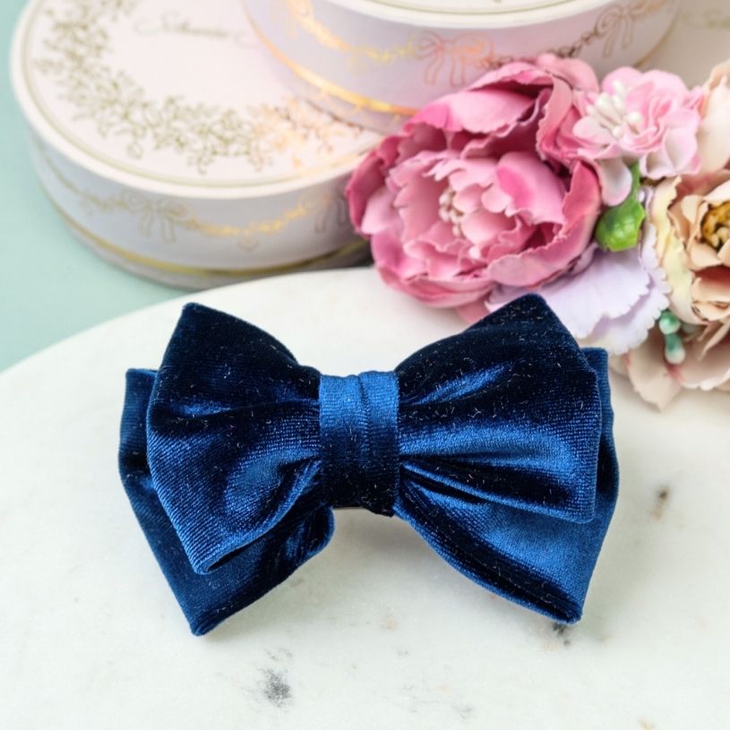 Kleine Haarspange mit dunkelblauer Samt-Schleife