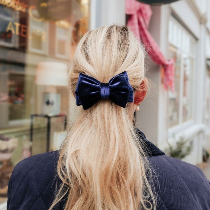 Kleine Haarspange mit dunkelblauer Samt-Schleife