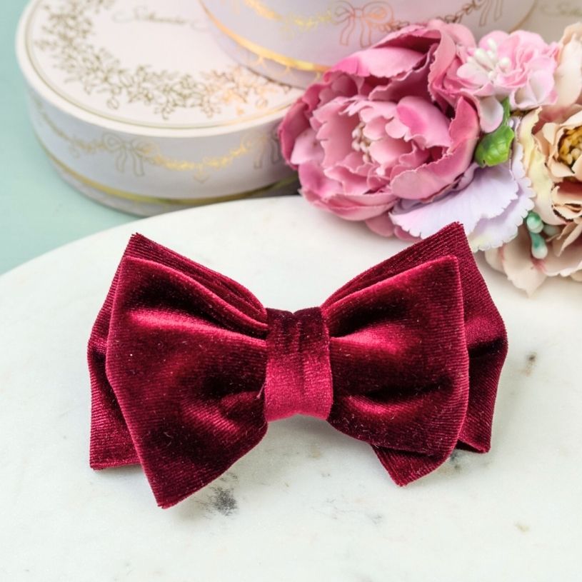 Kleine Haarspange mit dunkelroter Samt-Schleife