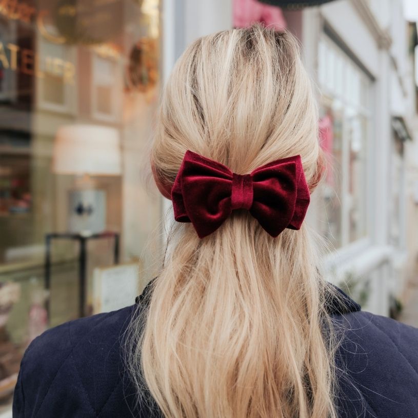 Kleine Haarspange mit dunkelroter Samt-Schleife