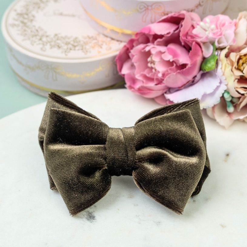 Kleine Haarspange mit olivgrüner Samt-Schleife