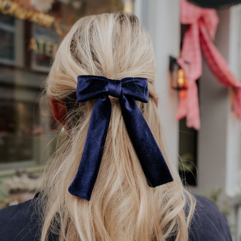 Dunkelblaue Samt-Schleife als Haarspange