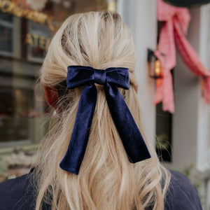 Dunkelblaue Samt-Schleife als Haarspange