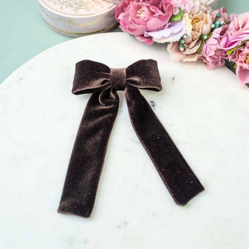 Dunkelbraune Samt-Schleife als Haarspange